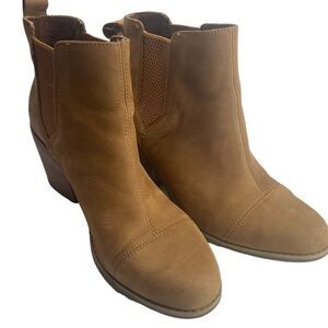TOMS EVERLY Wm’s Sz 8.5 Tan Oiled Nubuck Leather Pull On Chelsea Bootie Boots